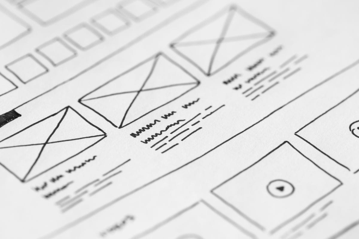 Grafisch ontwerper werkt aan een huisstijl